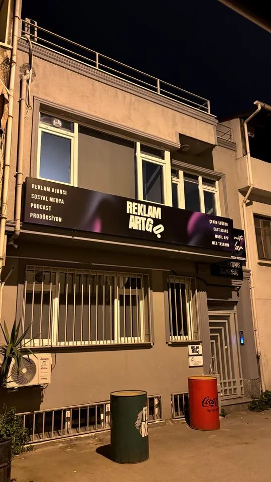 مكتب Reklamartgo · ليلًا
